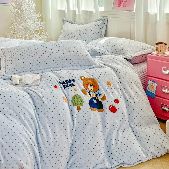 91家纺网 家纺一手货源 找家纺 尚美 2025新款波点系列印加绣牛奶绒床盖四件套 奶熊团团兰