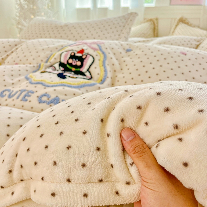 91家纺网 家纺一手货源 找家纺 尚美 2025新款波点系列印加绣牛奶绒床盖四件套 奶猫米粒