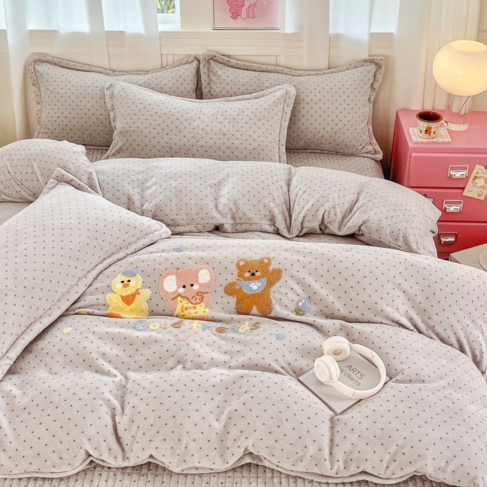 91家纺网 家纺一手货源 找家纺 尚美 2025新款波点系列印加绣牛奶绒床盖四件套 奶伙伴灰