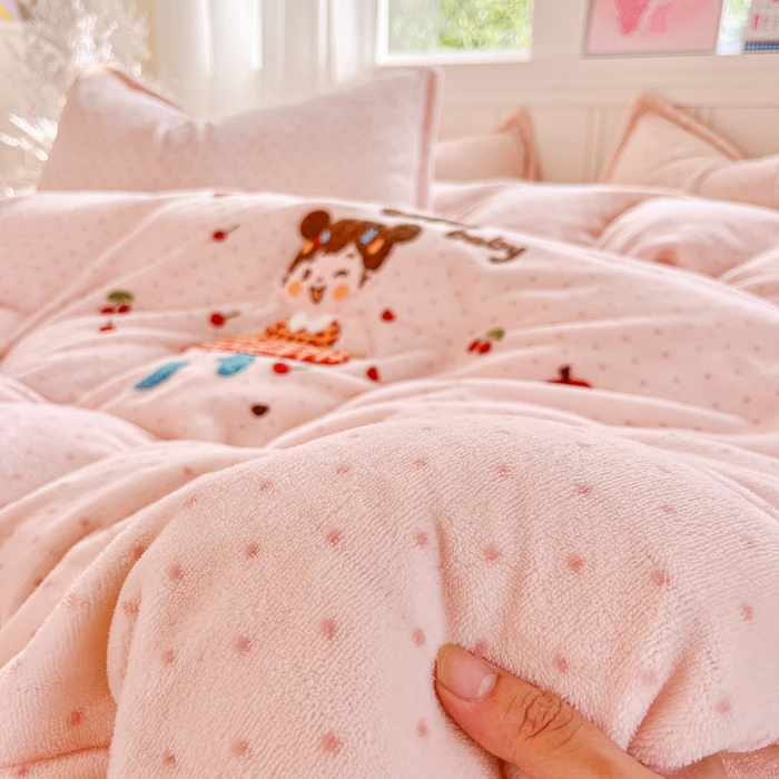 91家纺网 家纺一手货源 找家纺 尚美 2025新款波点系列印加绣牛奶绒床盖四件套 妞妞玉