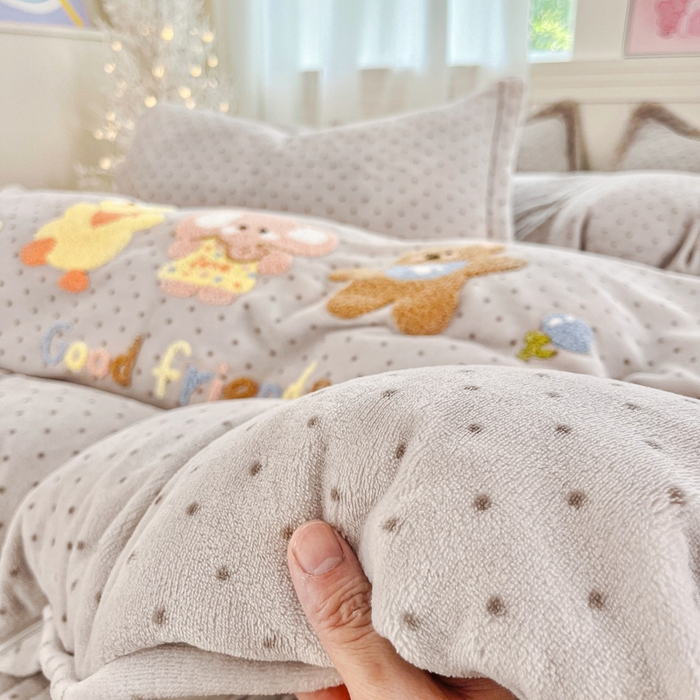 91家纺网 家纺一手货源 找家纺 尚美 2025新款波点系列印加绣牛奶绒床盖四件套 奶伙伴灰