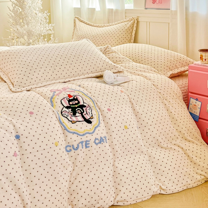 91家纺网 家纺一手货源 找家纺 尚美 2025新款波点系列印加绣牛奶绒床盖四件套 奶猫米粒