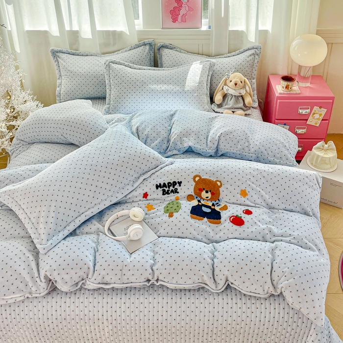 91家纺网 家纺一手货源 找家纺 尚美 2025新款波点系列印加绣牛奶绒床盖四件套 奶熊团团兰