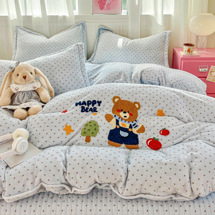 91家纺网 家纺一手货源 找家纺 尚美 2025新款波点系列印加绣牛奶绒床盖四件套 奶熊团团兰