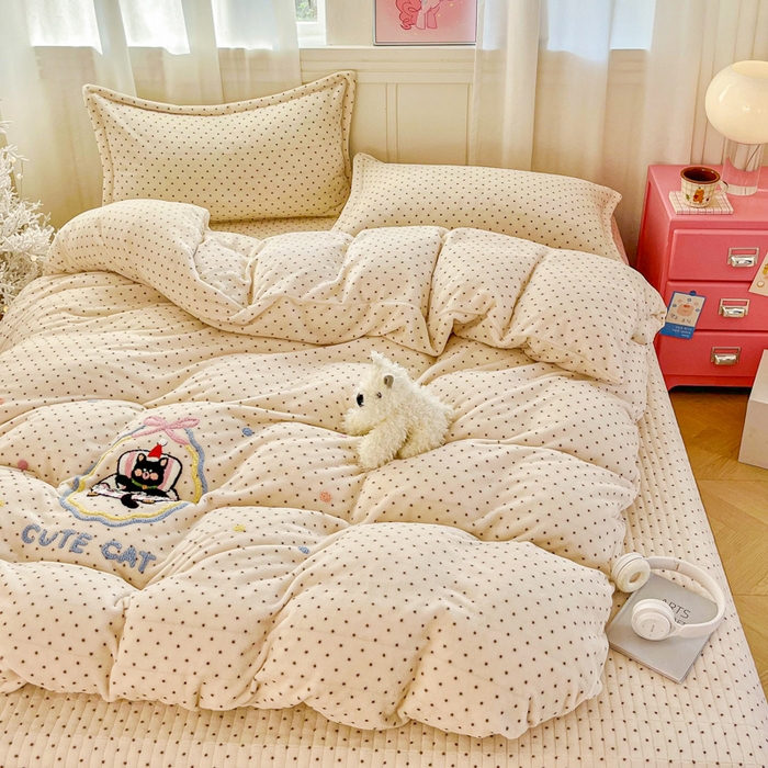 91家纺网 家纺一手货源 找家纺 尚美 2025新款波点系列印加绣牛奶绒床盖四件套 奶猫米粒