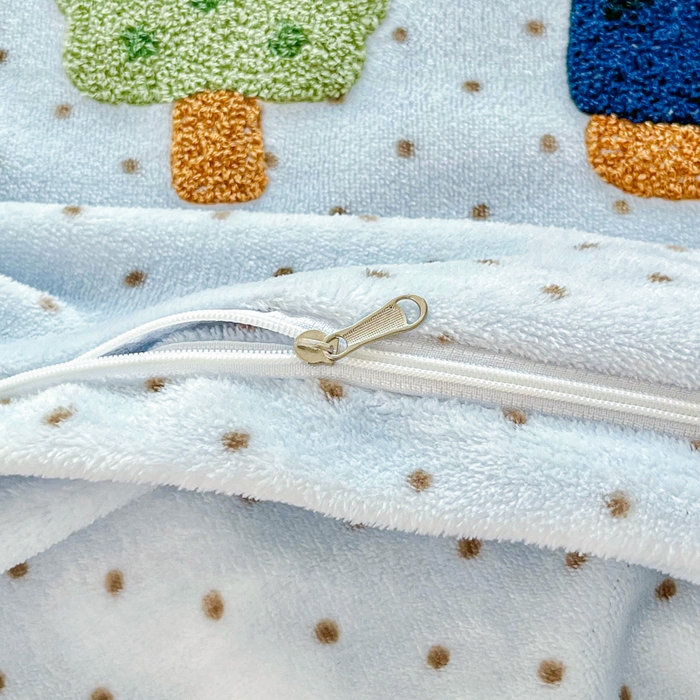 91家纺网 家纺一手货源 找家纺 尚美 2025新款波点系列印加绣牛奶绒床盖四件套 奶熊团团兰