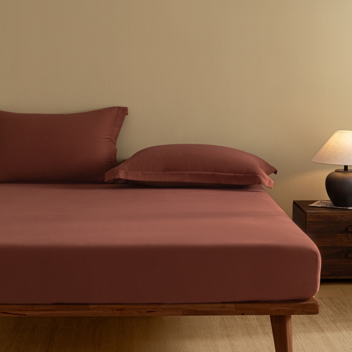 91家纺网 家纺一手货源 找家纺 秀色家纺 2025高端长绒棉贡缎加厚磨毛纯棉单件床笠三件套床罩全棉床垫保护套50s 冬禧-白雾红尘