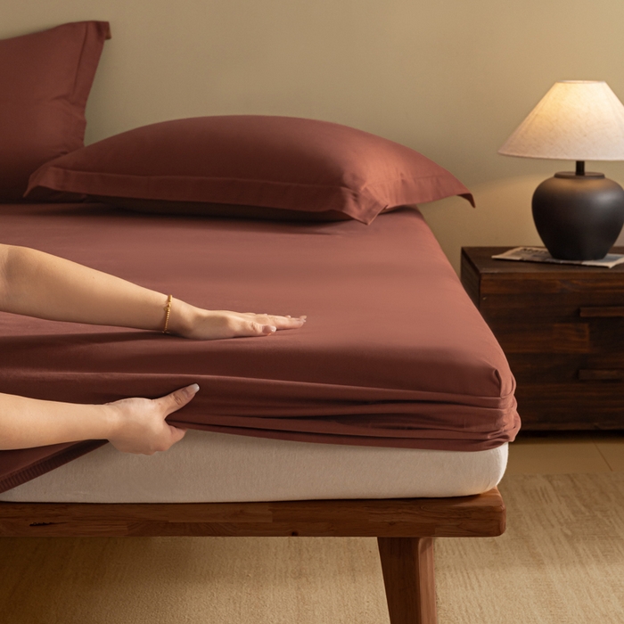 91家纺网 家纺一手货源 找家纺 秀色家纺 2025高端长绒棉贡缎加厚磨毛纯棉单件床笠三件套床罩全棉床垫保护套50s 冬禧-白雾红尘