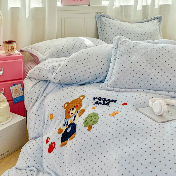 91家纺网 家纺一手货源 找家纺 尚美 2025新款波点系列印加绣牛奶绒床盖四件套 奶熊团团兰