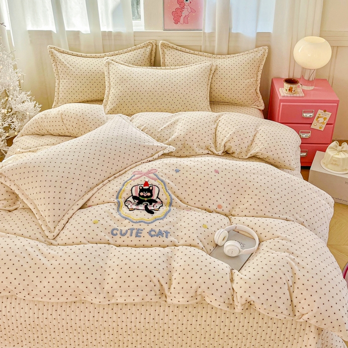 91家纺网 家纺一手货源 找家纺 尚美 2025新款波点系列印加绣牛奶绒床盖四件套 奶猫米粒