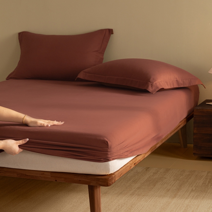 91家纺网 家纺一手货源 找家纺 秀色家纺 2025高端长绒棉贡缎加厚磨毛纯棉单件床笠三件套床罩全棉床垫保护套50s 冬禧-白雾红尘