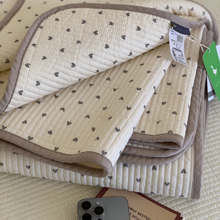 91家纺网 家纺一手货源 找家纺 汇庭 2025秋冬新款·全棉床盖三件套 卡卡爱心