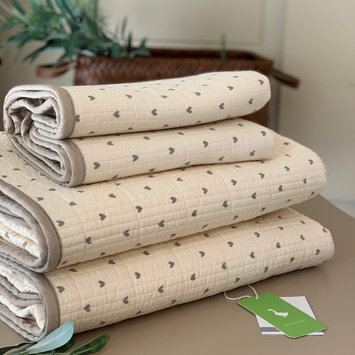 91家纺网 家纺一手货源 找家纺 汇庭 2025秋冬新款·全棉床盖三件套 卡卡爱心(1)