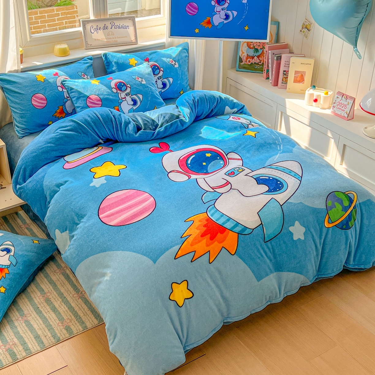 91家纺网 家纺一手货源 找家纺 浩诚 2025新款高克重原创设计宇航员太空人牛奶绒大版卡通四件套 太空飞行