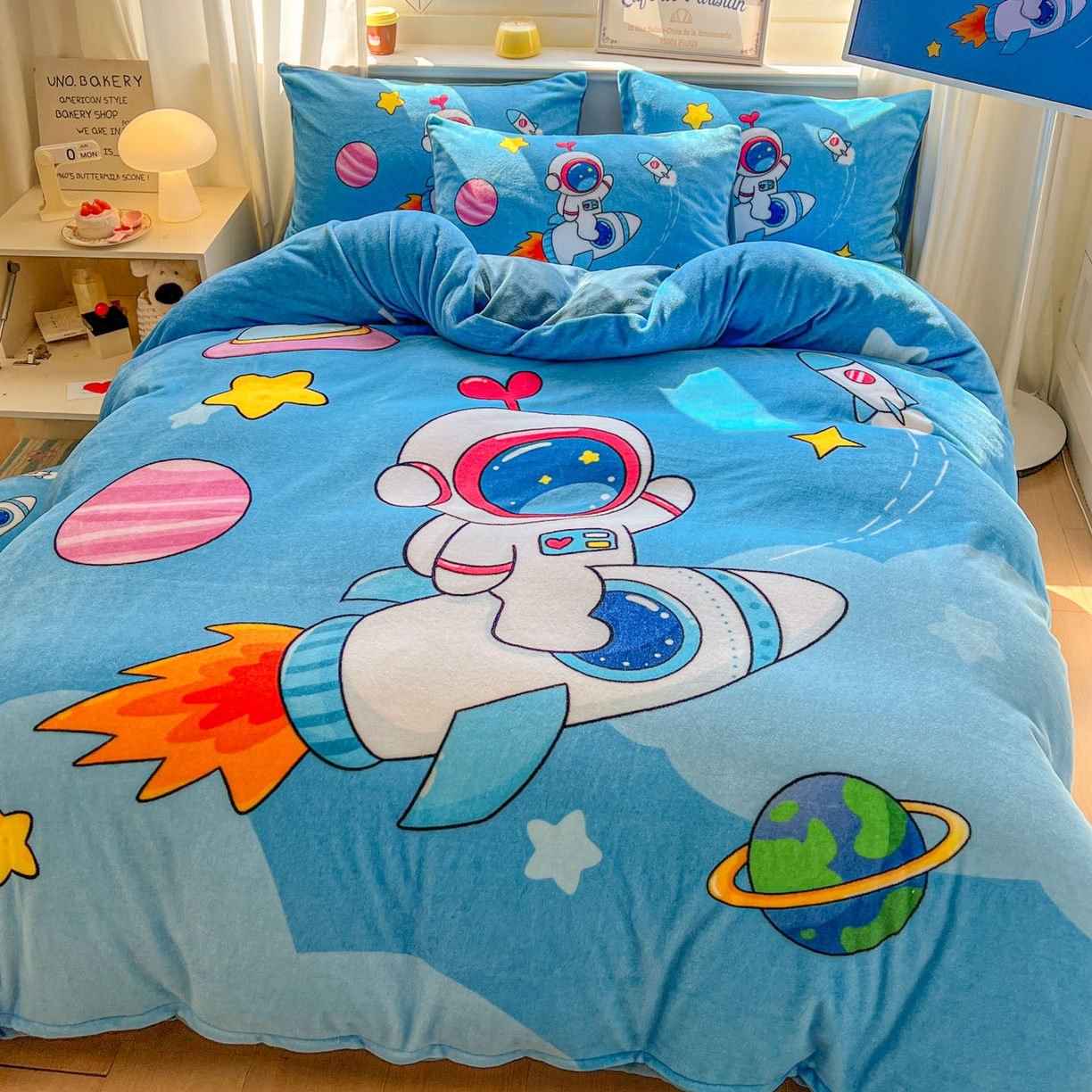 91家纺网 家纺一手货源 找家纺 浩诚 2025新款高克重原创设计宇航员太空人牛奶绒大版卡通四件套 太空飞行
