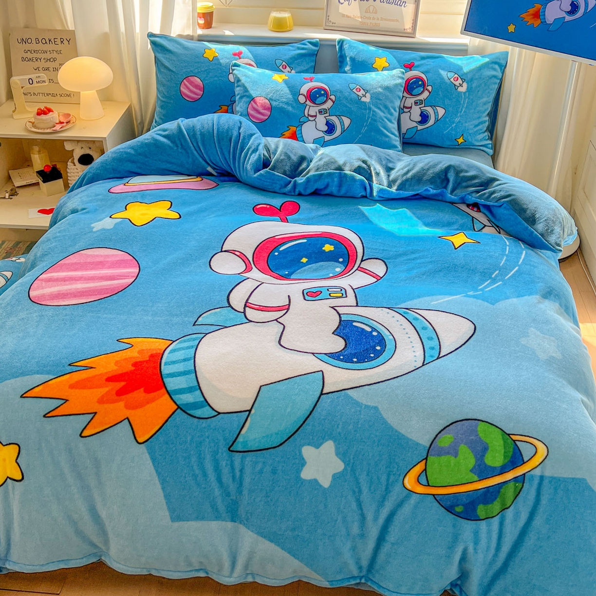91家纺网 家纺一手货源 找家纺 浩诚 2025新款高克重原创设计宇航员太空人牛奶绒大版卡通四件套 太空飞行