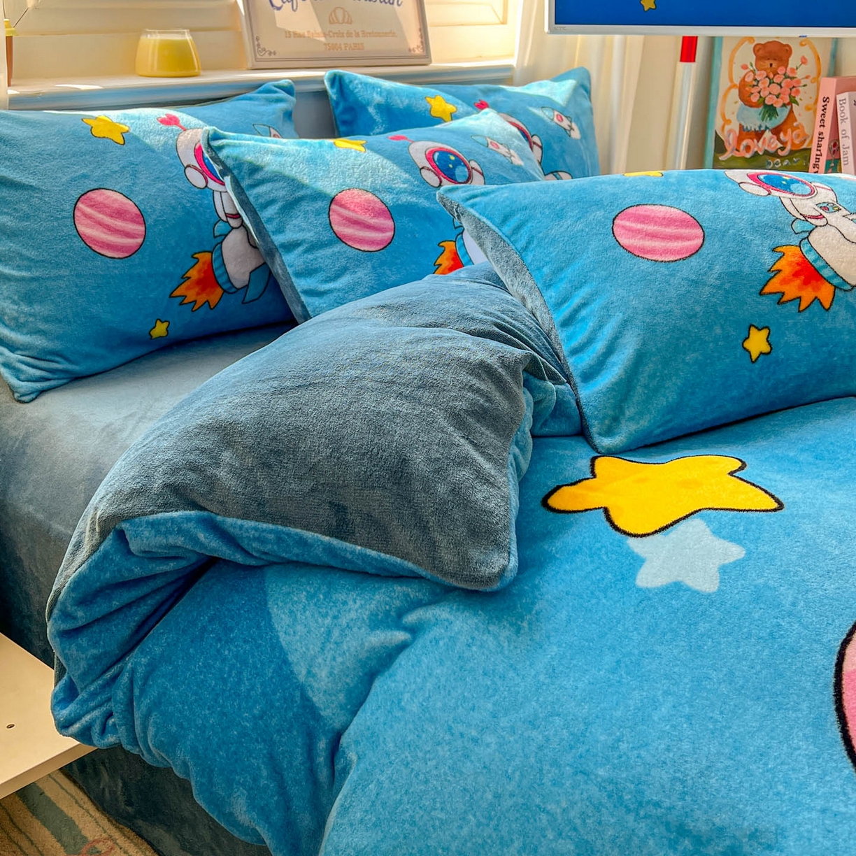 91家纺网 家纺一手货源 找家纺 浩诚 2025新款高克重原创设计宇航员太空人牛奶绒大版卡通四件套 太空飞行