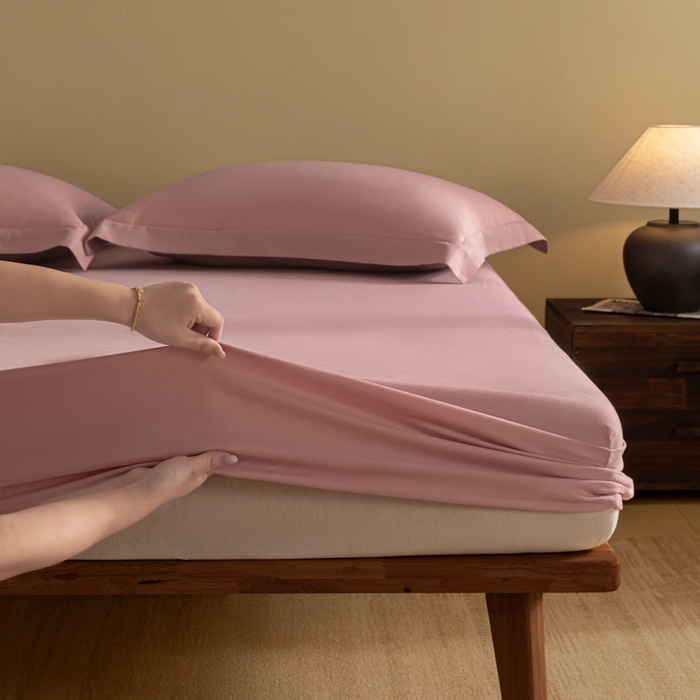 91家纺网 家纺一手货源 找家纺 秀色家纺 2025高端长绒棉贡缎加厚磨毛纯棉单件床笠三件套床罩全棉床垫保护套50s 冬禧-肉桂粉