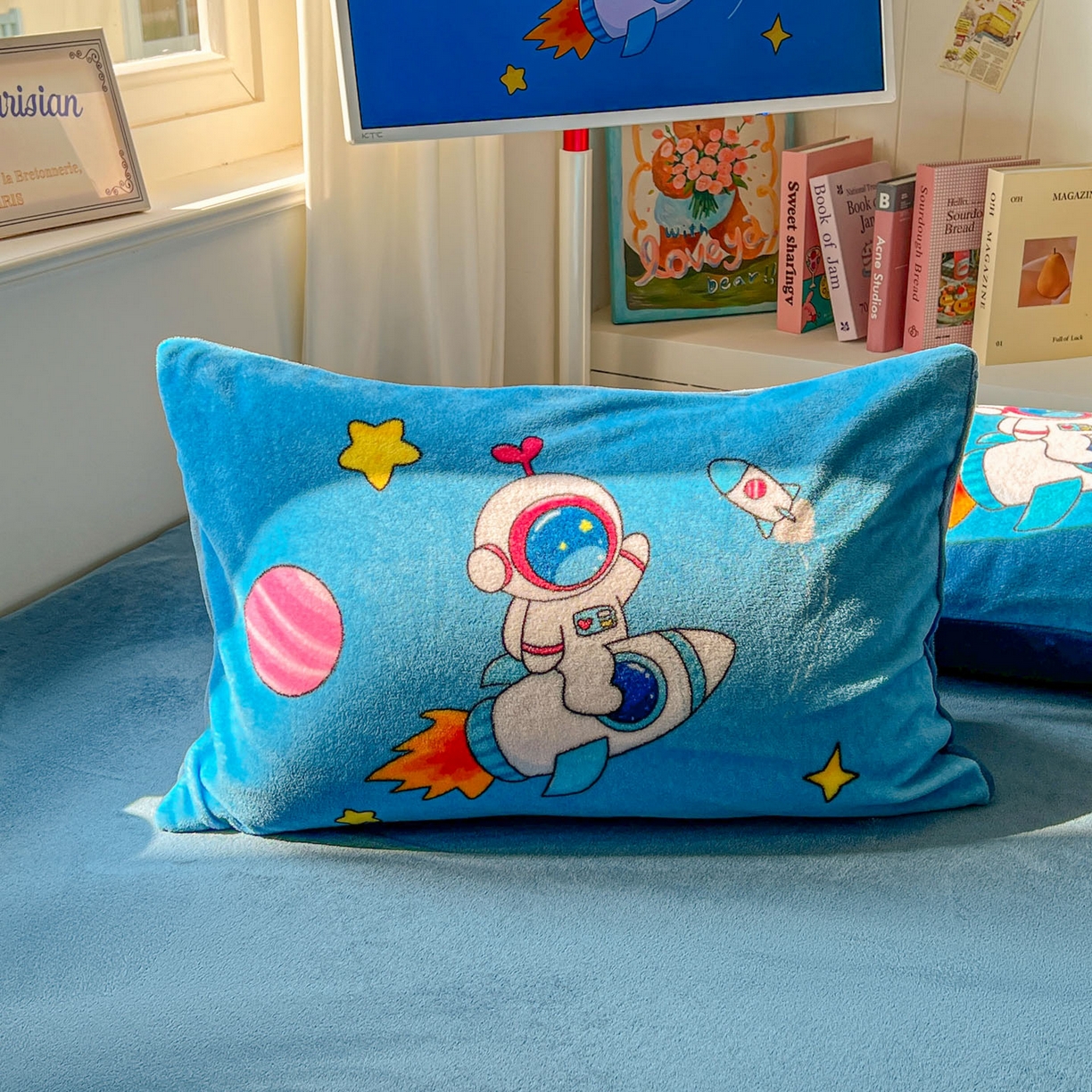 91家纺网 家纺一手货源 找家纺 浩诚 2025新款高克重原创设计宇航员太空人牛奶绒大版卡通四件套 太空飞行