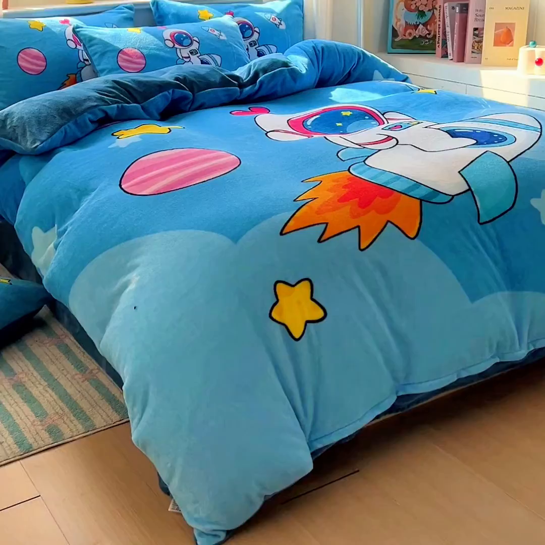 91家纺网 家纺一手货源 找家纺 浩诚 2025新款高克重原创设计宇航员太空人牛奶绒大版卡通四件套 太空飞行