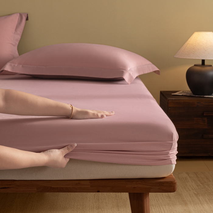 91家纺网 家纺一手货源 找家纺 秀色家纺 2025高端长绒棉贡缎加厚磨毛纯棉单件床笠三件套床罩全棉床垫保护套50s 冬禧-肉桂粉