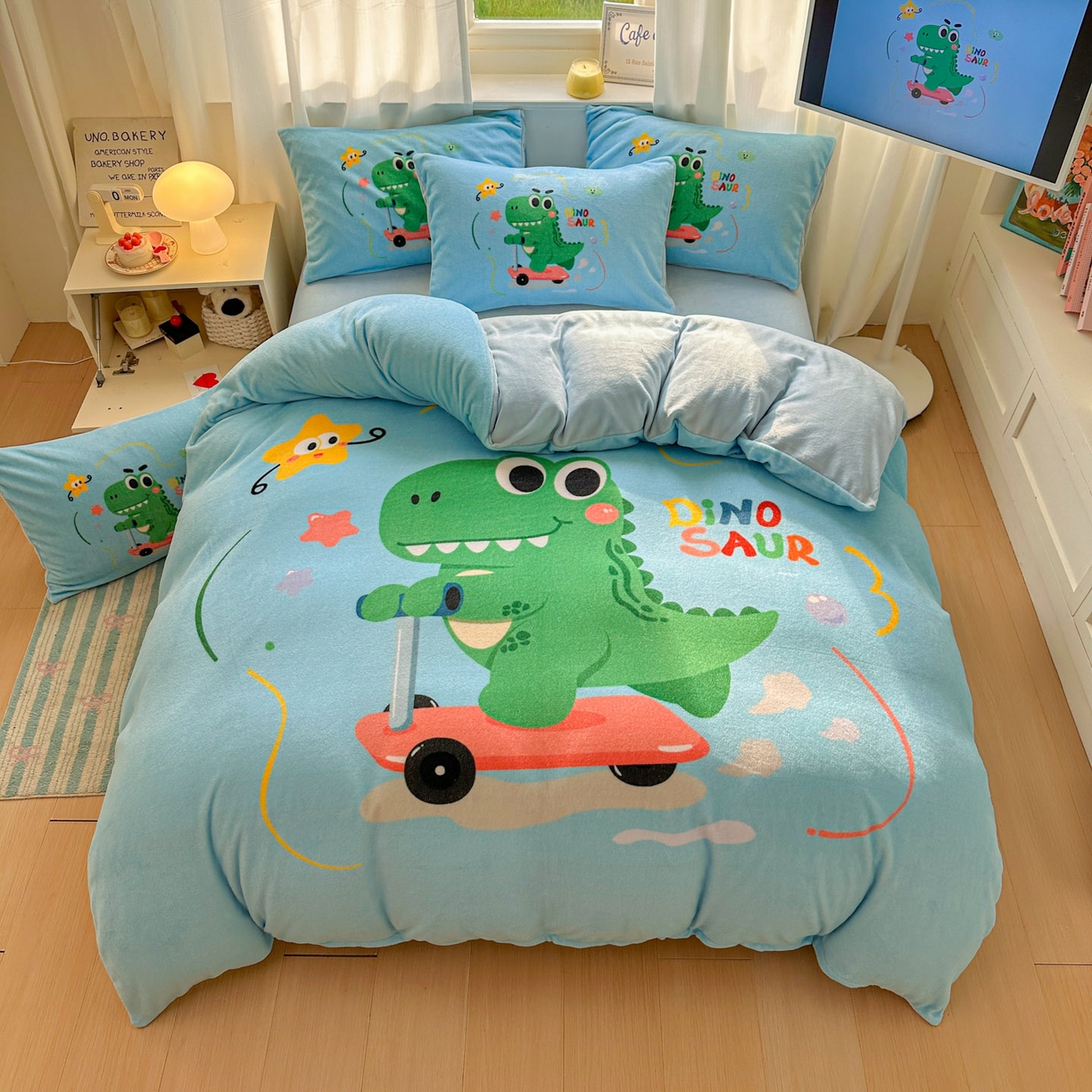 91家纺网 家纺一手货源 找家纺 浩诚 2025新款高克重原创设计宇航员太空人牛奶绒大版卡通四件套 滑板恐龙