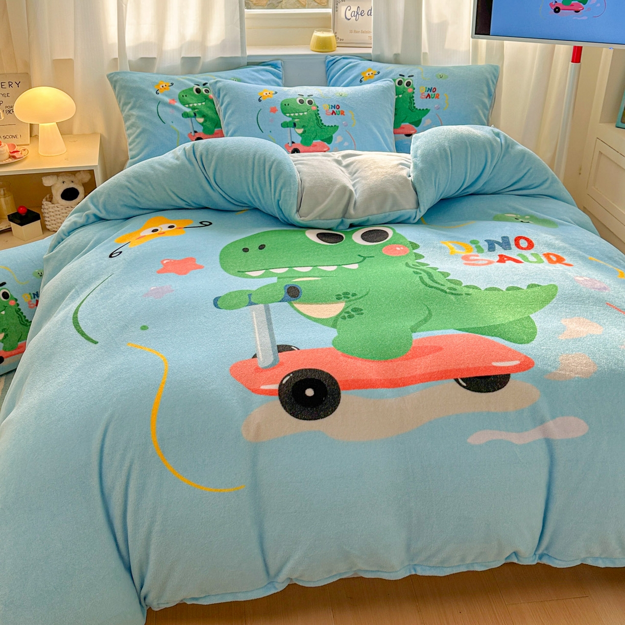 91家纺网 家纺一手货源 找家纺 浩诚 2025新款高克重原创设计宇航员太空人牛奶绒大版卡通四件套 滑板恐龙