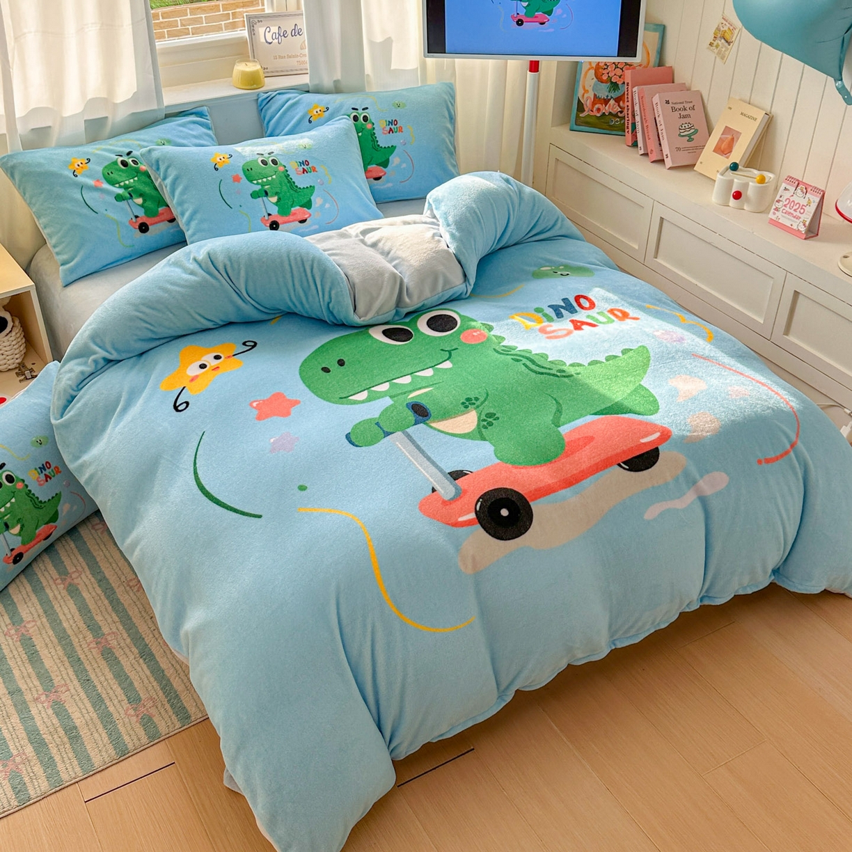 91家纺网 家纺一手货源 找家纺 浩诚 2025新款高克重原创设计宇航员太空人牛奶绒大版卡通四件套 滑板恐龙