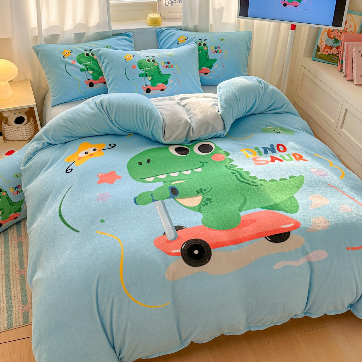 91家纺网 家纺一手货源 找家纺 浩诚 2025新款高克重原创设计宇航员太空人牛奶绒大版卡通四件套 滑板恐龙