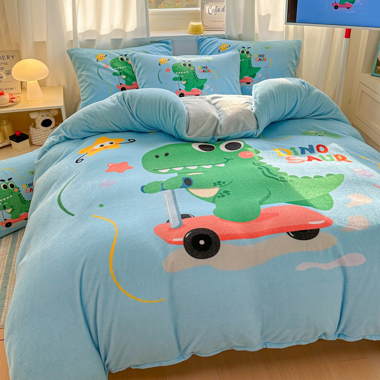 91家纺网 家纺一手货源 找家纺 浩诚 2025新款高克重原创设计宇航员太空人牛奶绒大版卡通四件套 滑板恐龙