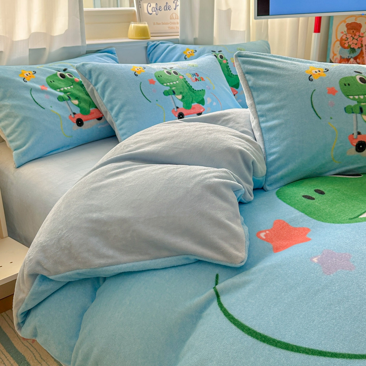 91家纺网 家纺一手货源 找家纺 浩诚 2025新款高克重原创设计宇航员太空人牛奶绒大版卡通四件套 滑板恐龙