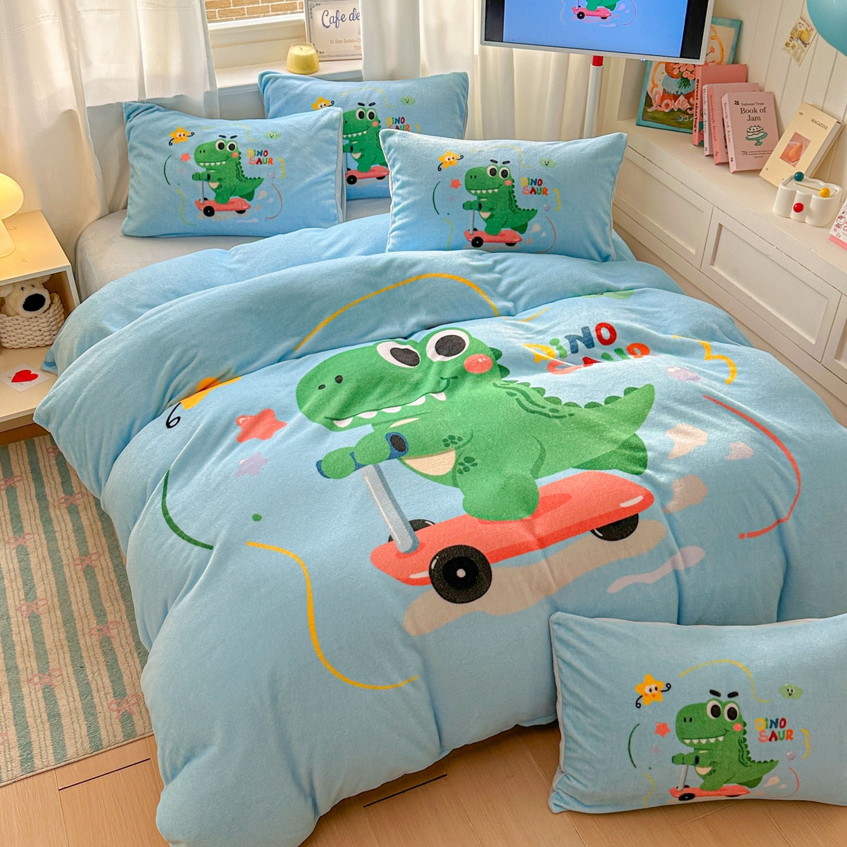 91家纺网 家纺一手货源 找家纺 浩诚 2025新款高克重原创设计宇航员太空人牛奶绒大版卡通四件套 滑板恐龙