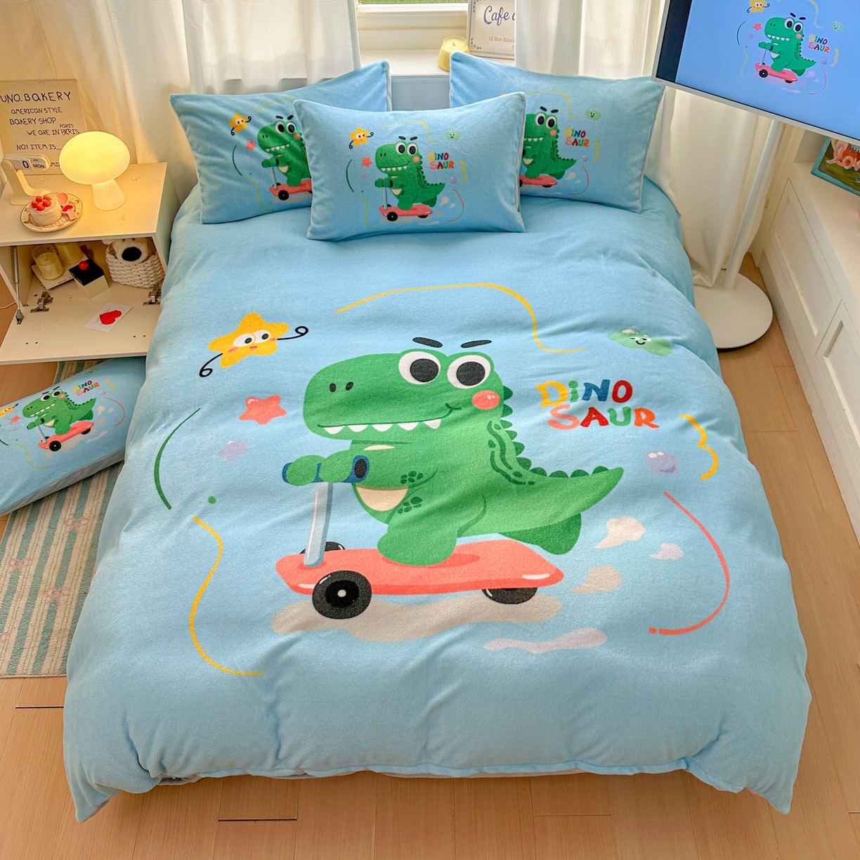 91家纺网 家纺一手货源 找家纺 浩诚 2025新款高克重原创设计宇航员太空人牛奶绒大版卡通四件套 滑板恐龙