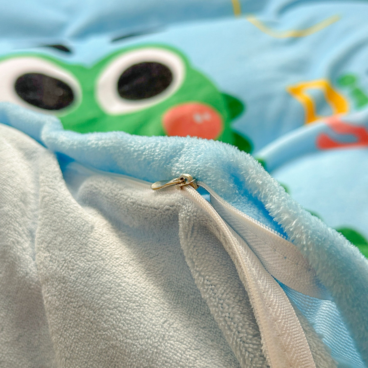 91家纺网 家纺一手货源 找家纺 浩诚 2025新款高克重原创设计宇航员太空人牛奶绒大版卡通四件套 滑板恐龙