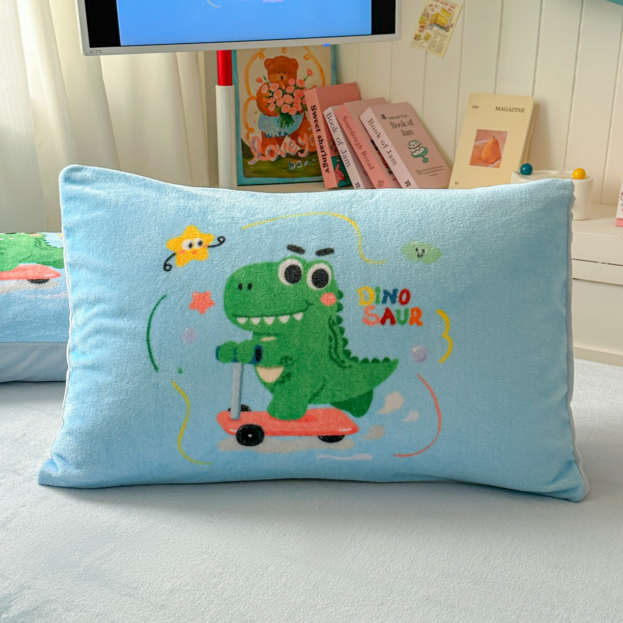 91家纺网 家纺一手货源 找家纺 浩诚 2025新款高克重原创设计宇航员太空人牛奶绒大版卡通四件套 滑板恐龙