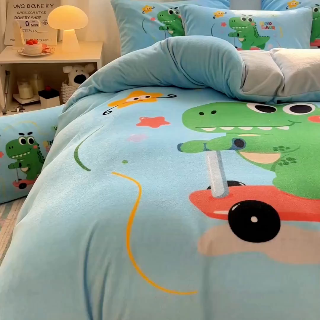 91家纺网 家纺一手货源 找家纺 浩诚 2025新款高克重原创设计宇航员太空人牛奶绒大版卡通四件套 滑板恐龙