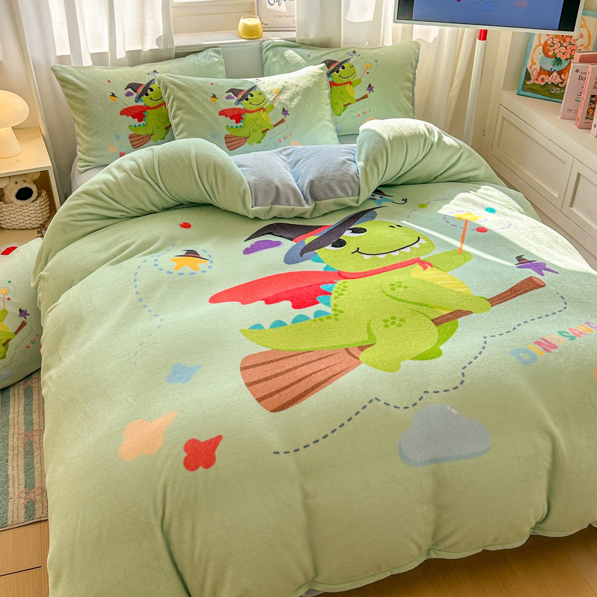 91家纺网 家纺一手货源 找家纺 浩诚 2025新款高克重原创设计宇航员太空人牛奶绒大版卡通四件套 魔法恐龙