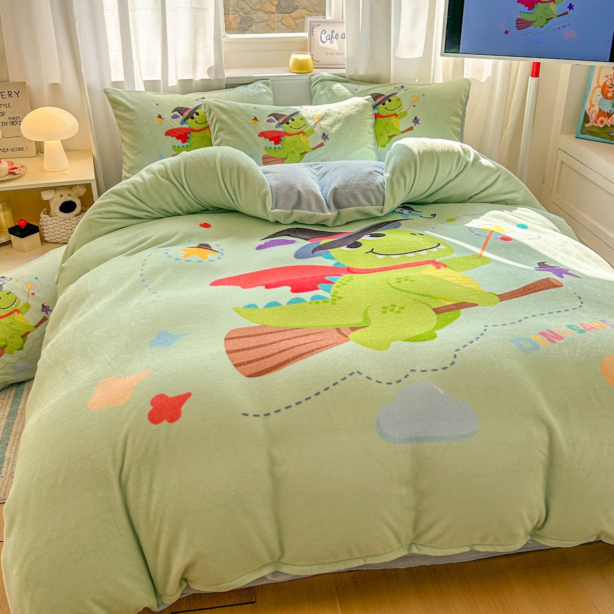 91家纺网 家纺一手货源 找家纺 浩诚 2025新款高克重原创设计宇航员太空人牛奶绒大版卡通四件套 魔法恐龙