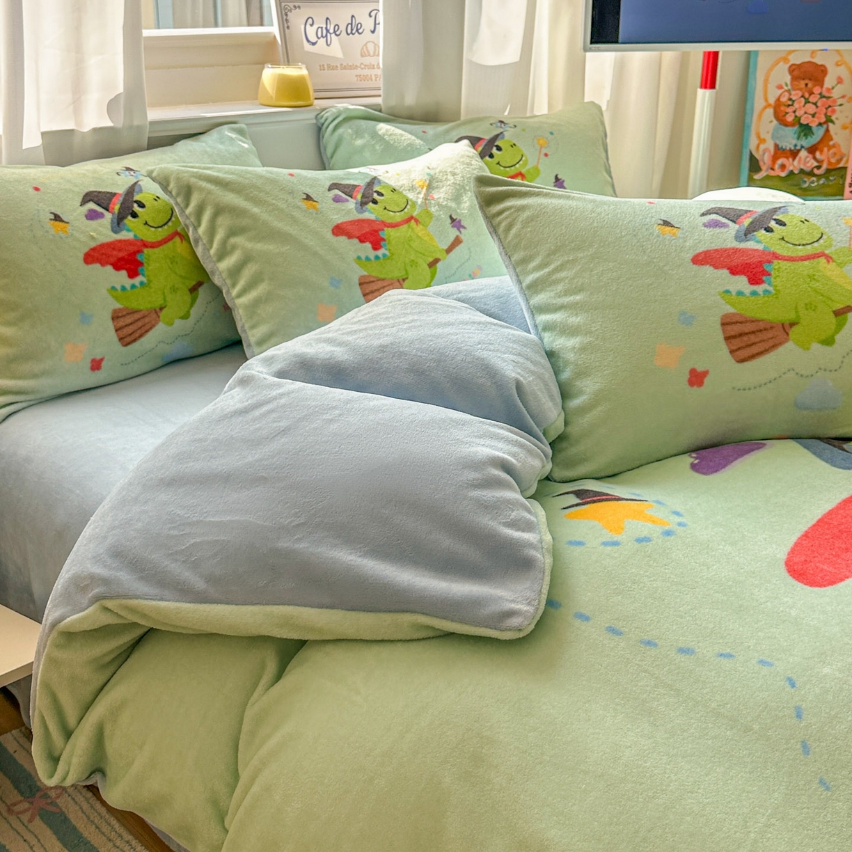 91家纺网 家纺一手货源 找家纺 浩诚 2025新款高克重原创设计宇航员太空人牛奶绒大版卡通四件套 魔法恐龙