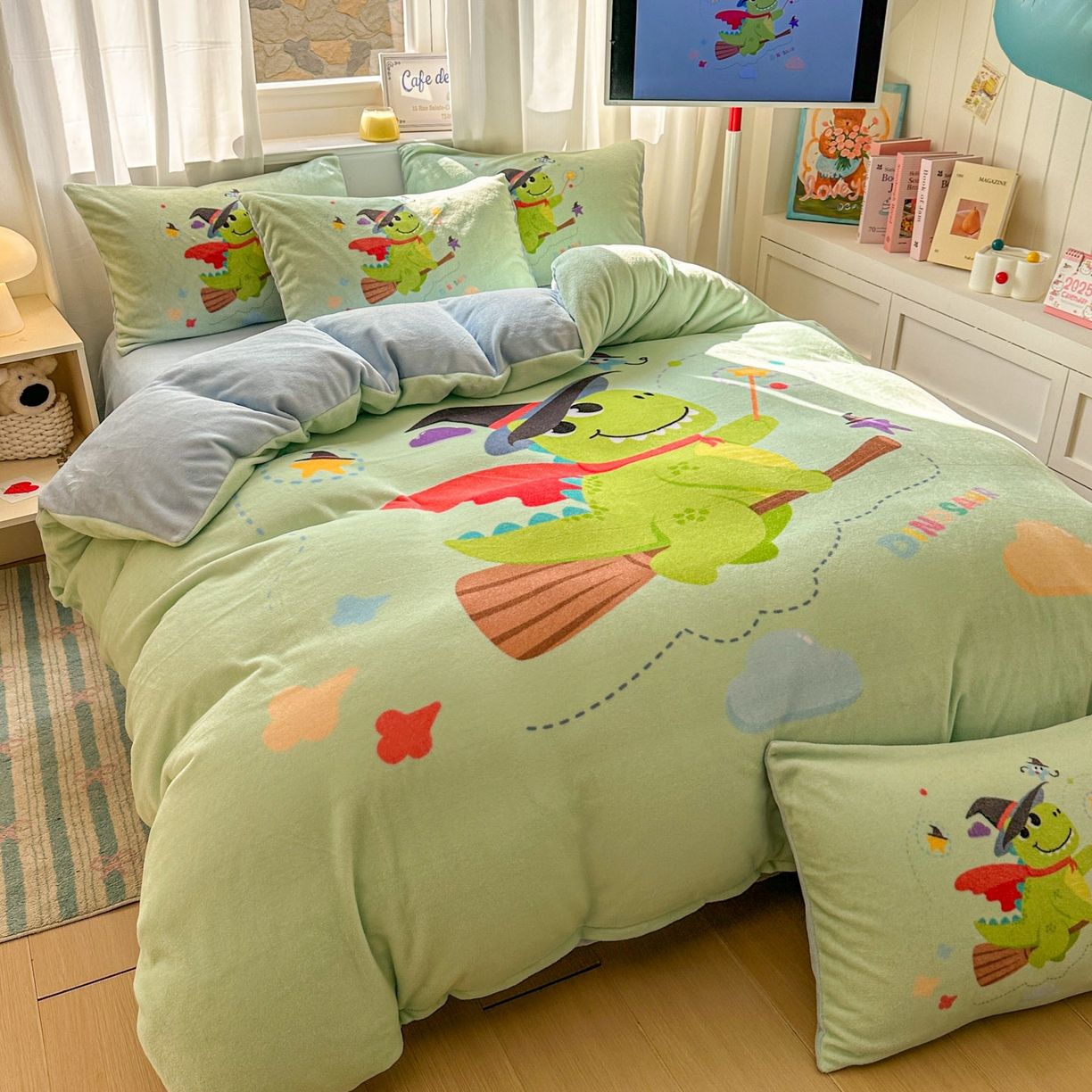 91家纺网 家纺一手货源 找家纺 浩诚 2025新款高克重原创设计宇航员太空人牛奶绒大版卡通四件套 魔法恐龙