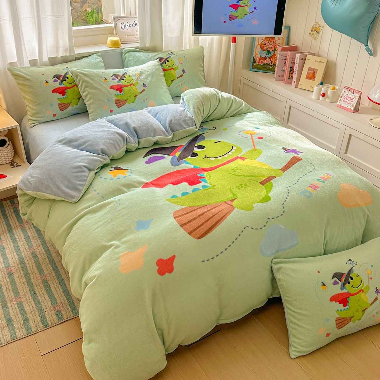 91家纺网 家纺一手货源 找家纺 浩诚 2025新款高克重原创设计宇航员太空人牛奶绒大版卡通四件套 魔法恐龙