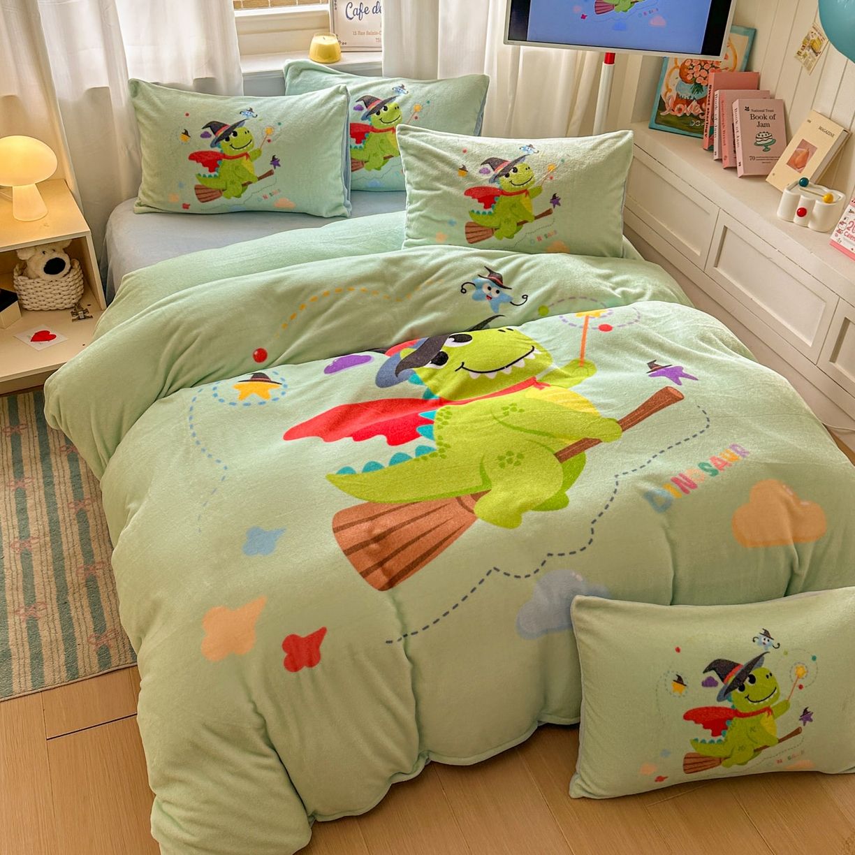 91家纺网 家纺一手货源 找家纺 浩诚 2025新款高克重原创设计宇航员太空人牛奶绒大版卡通四件套 魔法恐龙