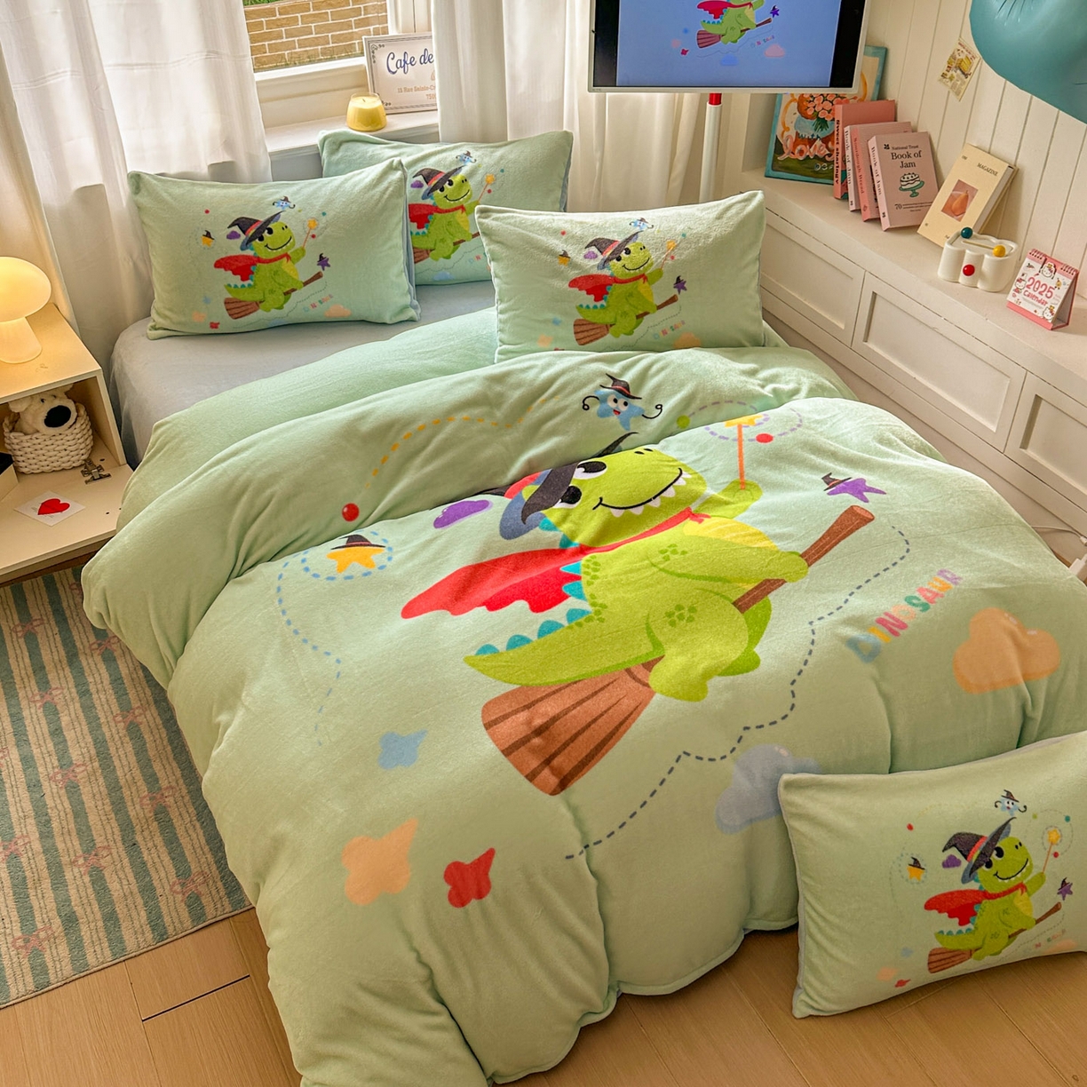 91家纺网 家纺一手货源 找家纺 浩诚 2025新款高克重原创设计宇航员太空人牛奶绒大版卡通四件套 魔法恐龙