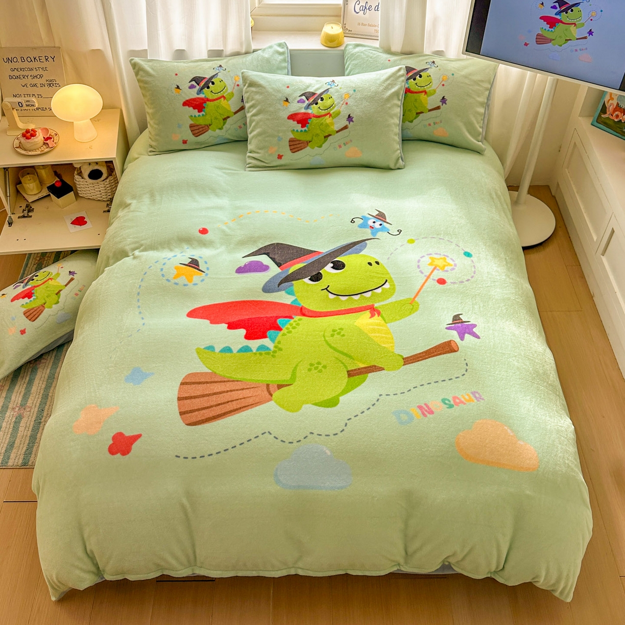 91家纺网 家纺一手货源 找家纺 浩诚 2025新款高克重原创设计宇航员太空人牛奶绒大版卡通四件套 魔法恐龙