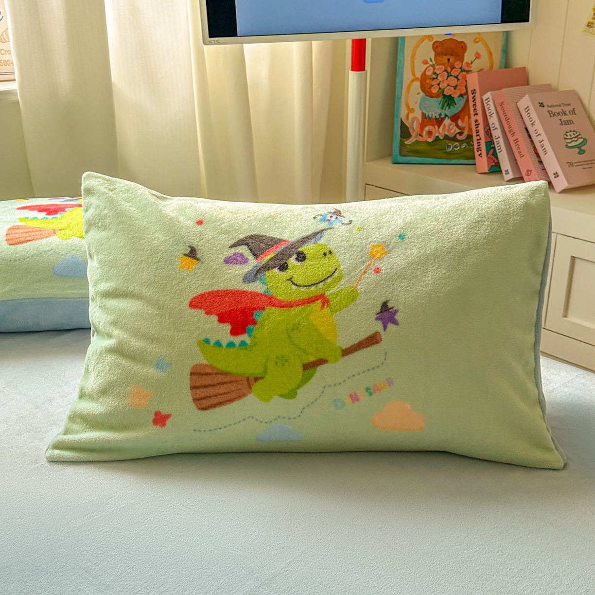 91家纺网 家纺一手货源 找家纺 浩诚 2025新款高克重原创设计宇航员太空人牛奶绒大版卡通四件套 魔法恐龙