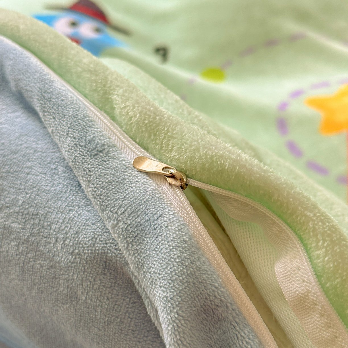 91家纺网 家纺一手货源 找家纺 浩诚 2025新款高克重原创设计宇航员太空人牛奶绒大版卡通四件套 魔法恐龙