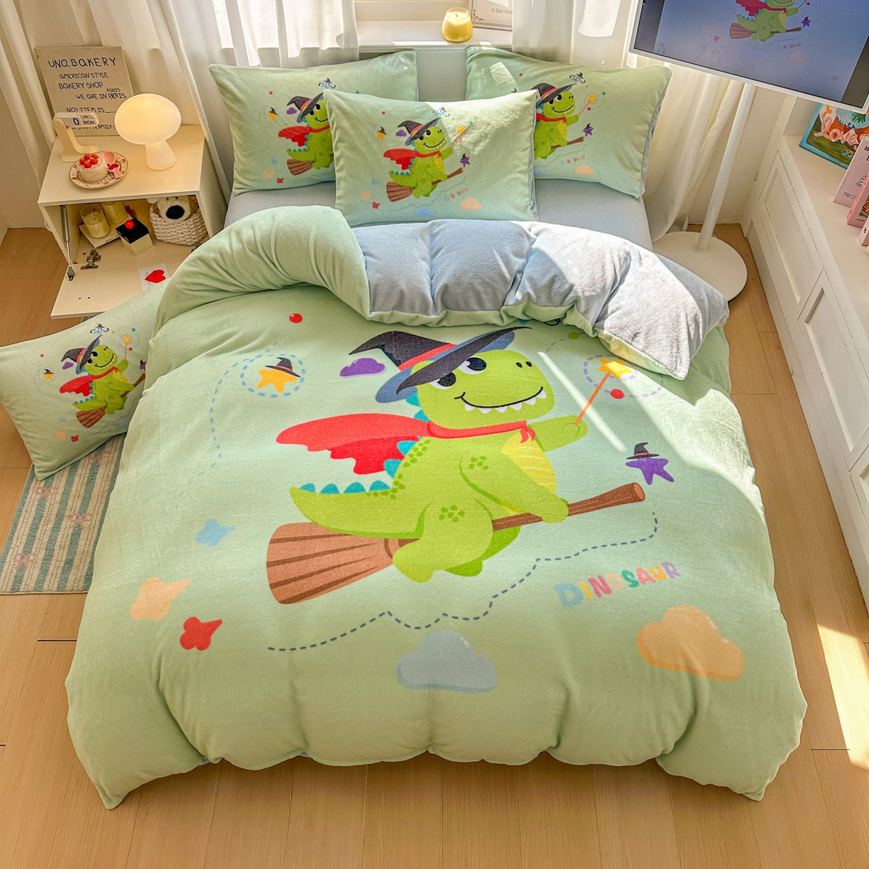 91家纺网 家纺一手货源 找家纺 浩诚 2025新款高克重原创设计宇航员太空人牛奶绒大版卡通四件套 魔法恐龙