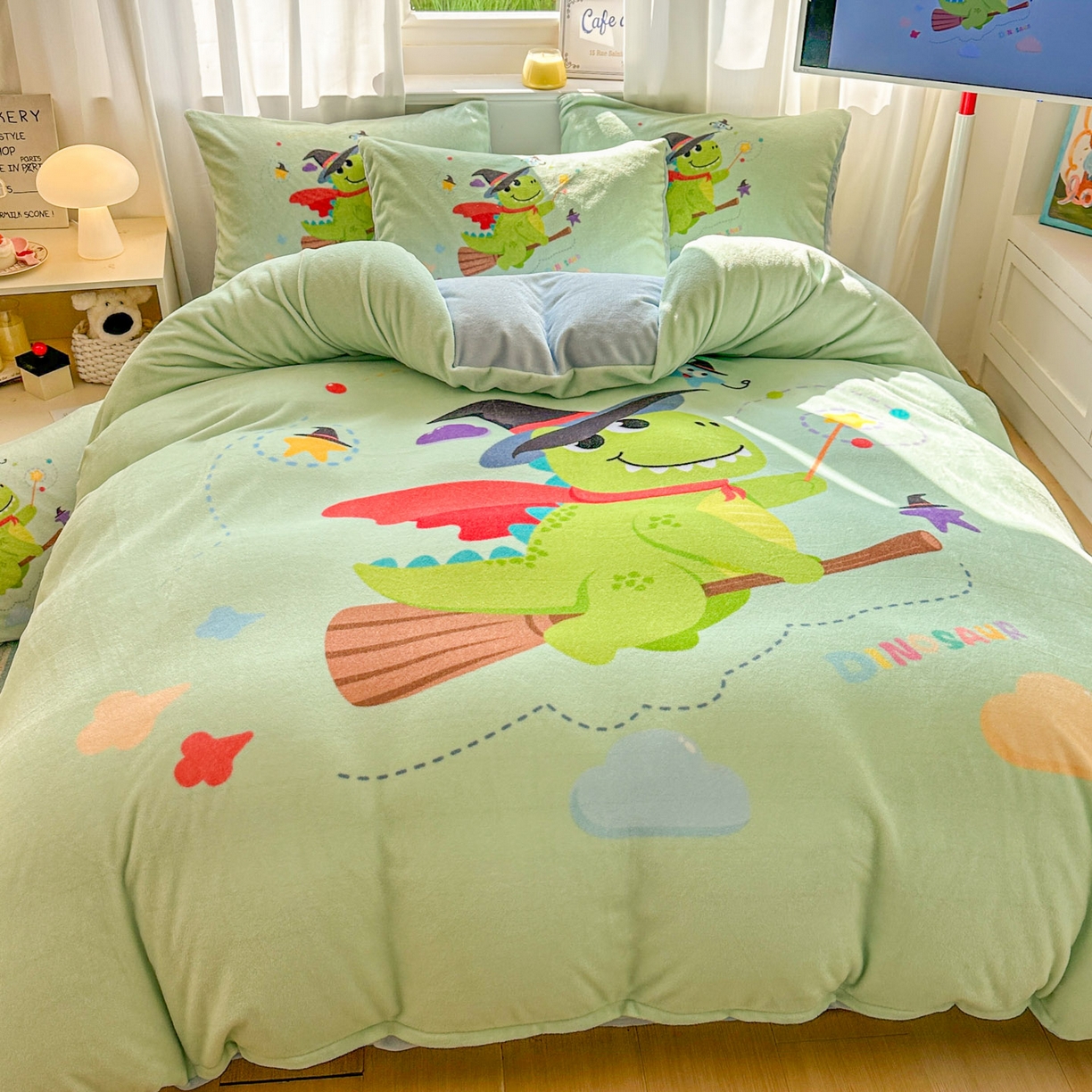 91家纺网 家纺一手货源 找家纺 浩诚 2025新款高克重原创设计宇航员太空人牛奶绒大版卡通四件套 魔法恐龙