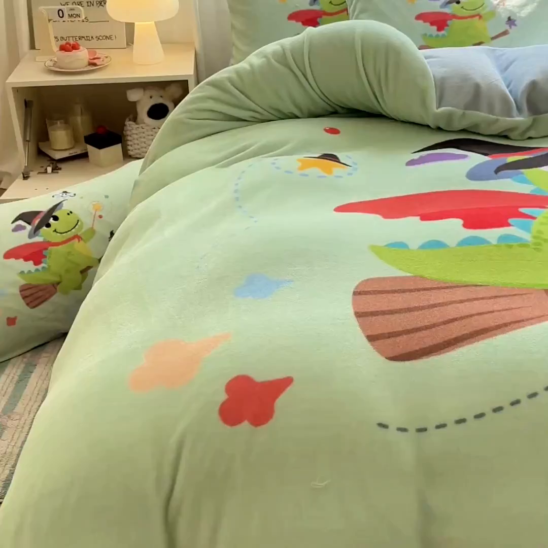 91家纺网 家纺一手货源 找家纺 浩诚 2025新款高克重原创设计宇航员太空人牛奶绒大版卡通四件套 魔法恐龙