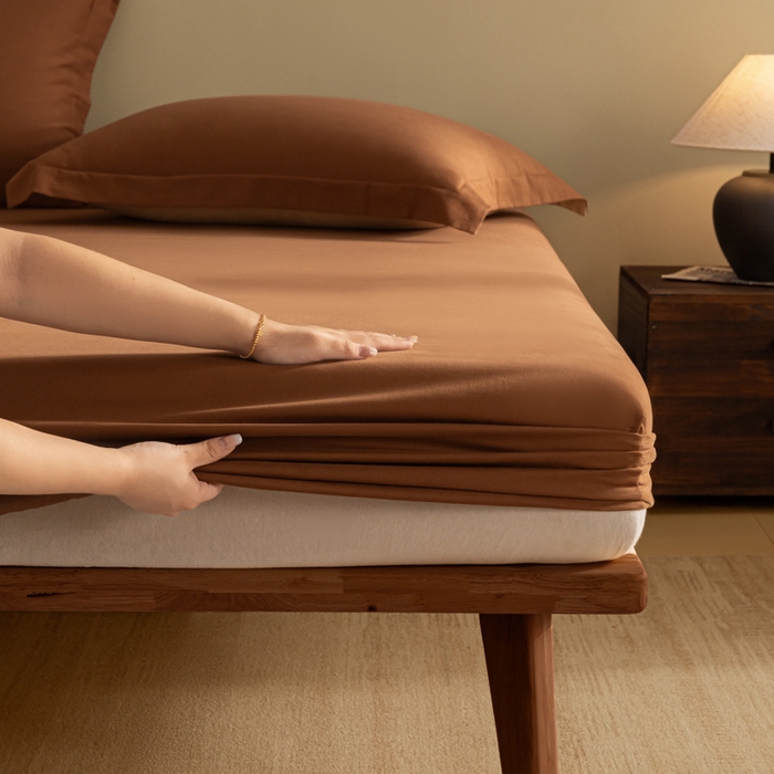 91家纺网 家纺一手货源 找家纺 秀色家纺 2025高端长绒棉贡缎加厚磨毛纯棉单件床笠三件套床罩全棉床垫保护套50s 冬禧-深栗色